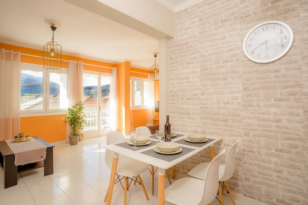 Familia Apartment Kitchen & Dining Area